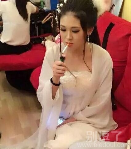 妹子应该是个有故事的人