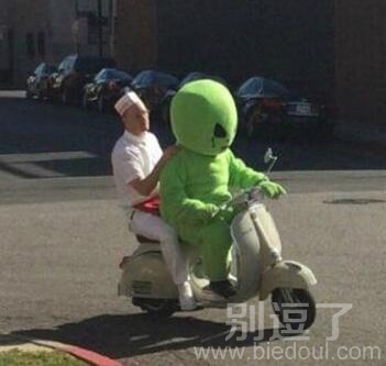 坐上外星人的车。