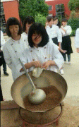 未来的女大厨们，现在开始炒沙子练炒菜
