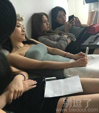 昨天晚上梦到好多美女，哈喇子流了一地