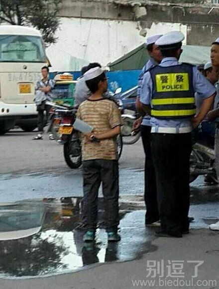 一个胆大的熊孩子。。