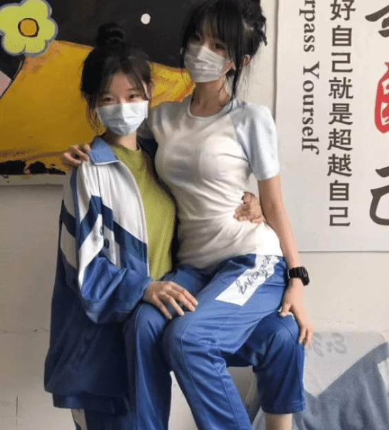 大姐为了美观也是拼了,这么勒着不觉得闷吗?哈哈哈 大姐为了美观也是拼了,这么勒着不觉得闷吗?哈哈哈