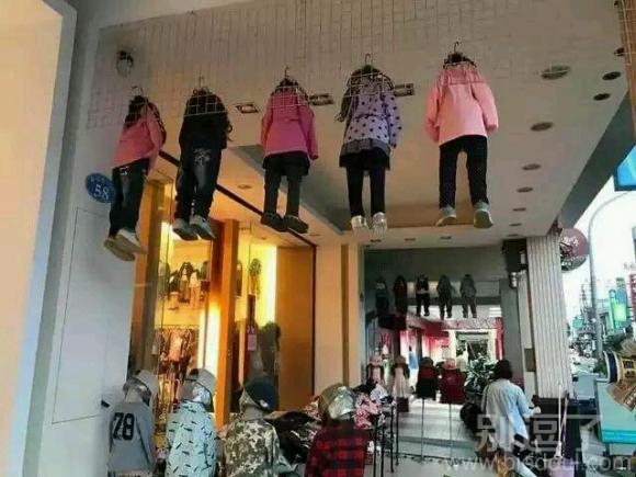 一个店里的衣服。