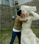 一个兄弟与雕像的故事。
