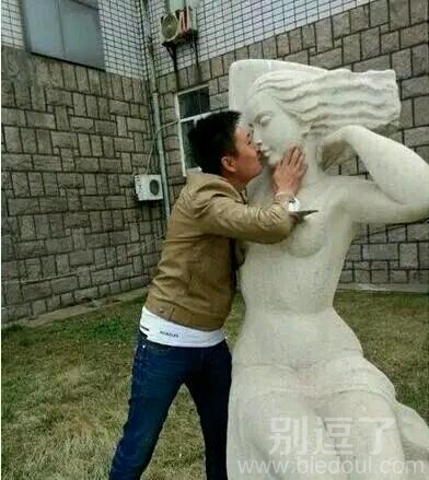 一个兄弟与雕像的故事。