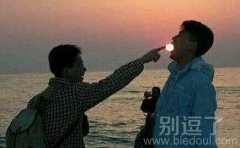 在夕阳下的两个男人。
