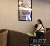 居然公共场合喂男友奶