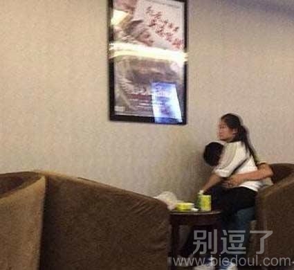 居然公共场合喂男友奶