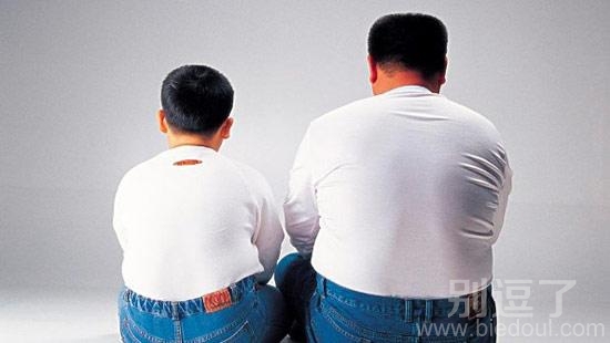 两个胖子的背影。。