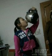 正在喝水的小女孩。