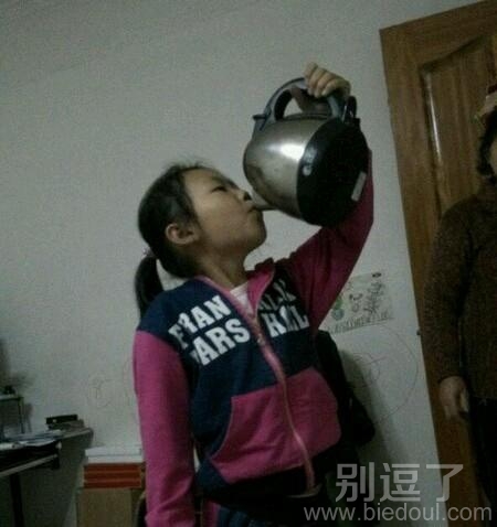 正在喝水的小女孩。 正在喝水的小女孩。