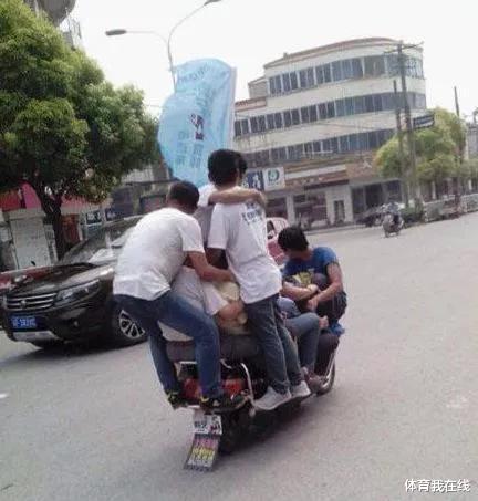 老弟:“哥!别回来了,爸妈发现你在家藏的东西了...”哈哈哈 老弟:“哥!别回来了,爸妈发现你在家藏的东西了...”哈哈哈