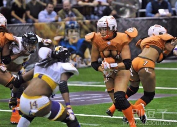 看热闹啊，妹子这个运动好