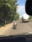 路遇一辆自动驾驶。。。额！！！