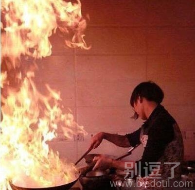 神级烧菜技能小伙！