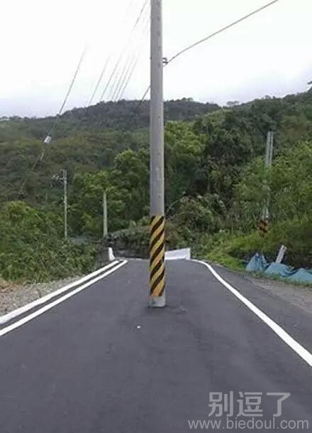 这杆子放的真是地方 这杆子放的真是地方