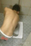 上厕所玩手机的人。 上厕所玩手机的人。