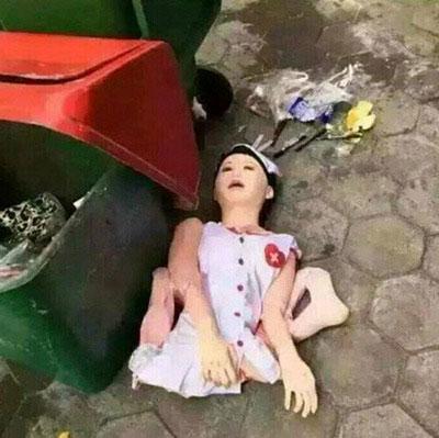 充气娃娃图片这是谁的女朋友扔在了大马路上了
