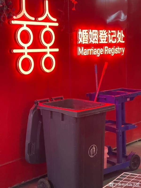轻松一刻:一王二后?现在年轻人是真会玩啊! 轻松一刻:一王二后?现在年轻人是真会玩啊!