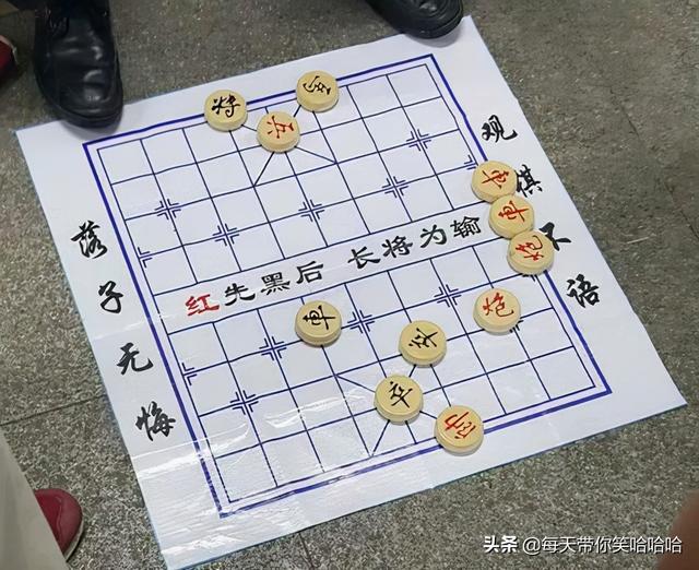 “伴娘躲在角落玩手机，却抢了新娘的风头！”评论区都沸腾了