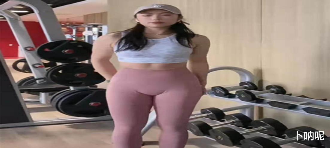 当紧身的瑜伽裤成为一种穿着潮流的时候,男生们也开始去健身房锻炼身体了。 当紧身的瑜伽裤成为一种穿着潮流的时候,男生们也开始去健身房锻炼身体了。