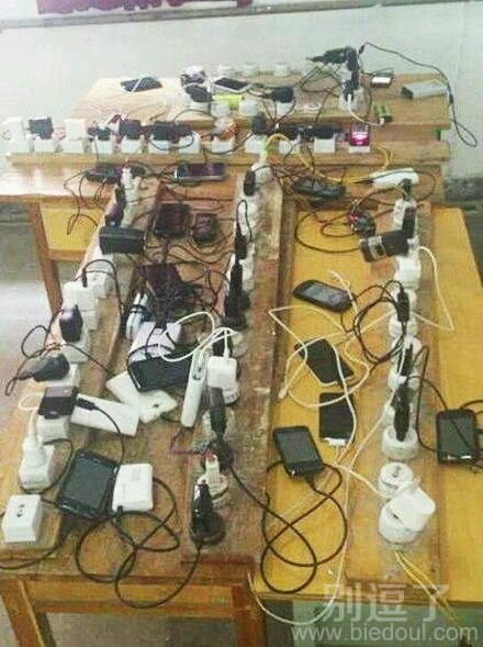 桌子上全是充电的。 桌子上全是充电的。