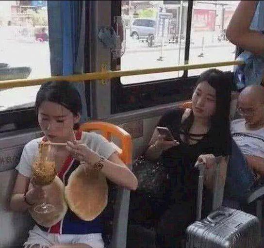 “结完婚的姑娘都爱穿裙子,你知道是什么原因吗?”哈哈哈哈哈哈 “结完婚的姑娘都爱穿裙子,你知道是什么原因吗?”哈哈哈哈哈哈
