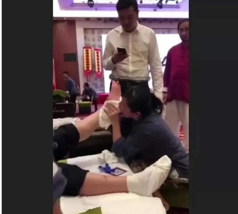 轻松一刻:女朋友是足疗师,一次挣2万正常吗? 轻松一刻:女朋友是足疗师,一次挣2万正常吗?