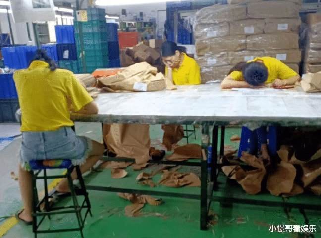 “骗我进厂,说厂子里面靓女多,你们看看这是人干的事吗?”哈哈哈 “骗我进厂,说厂子里面靓女多,你们看看这是人干的事吗?”哈哈哈