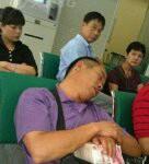 抱着钱的小哥。。