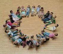 照毕业照的小朋友。