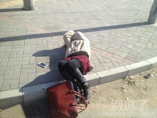 睡在地上的女友。。