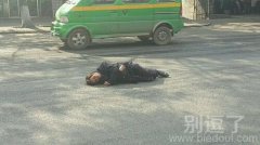 睡在大街上的哥们。