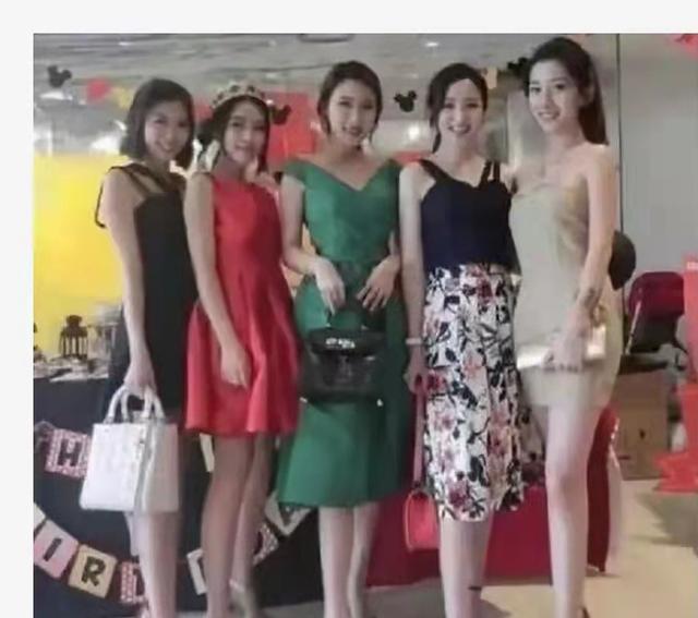 “舅舅说左边的女孩最漂亮,但我最终选择穿绿裙子的!”哈哈哈 “舅舅说左边的女孩最漂亮,但我最终选择穿绿裙子的!”哈哈哈