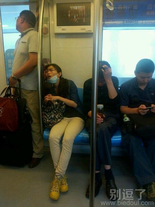 地铁上睡觉的妹子。 地铁上睡觉的妹子。