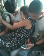 在地铁上的疯狂一幕。