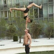 两个耍杂技的组合。