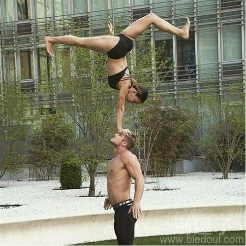 两个耍杂技的组合。