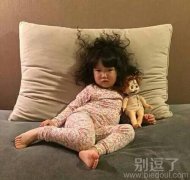 孩子这是刚睡醒吧