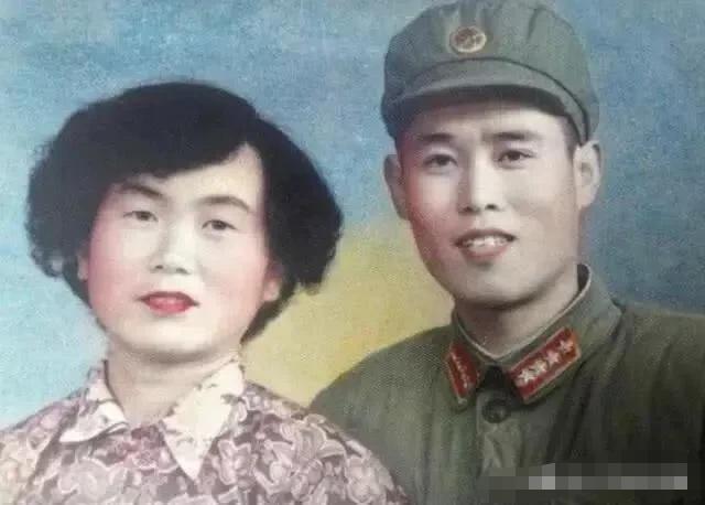 “妈,你是不是贪图我爸的美色?”朋友晒出爸妈的结婚照 “妈,你是不是贪图我爸的美色?”朋友晒出爸妈的结婚照