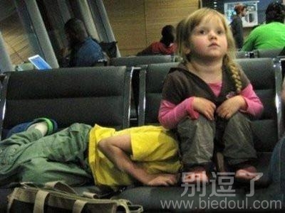 等候飞机的兄妹。。 等候飞机的兄妹。。