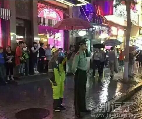 好有爱 的一幕呀