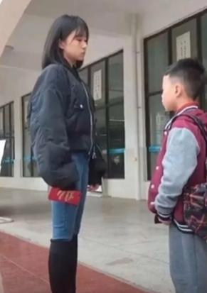 现在的大妈段位也太高了!55岁还能同时谈四五个男友,哈哈哈 现在的大妈段位也太高了!55岁还能同时谈四五个男友,哈哈哈