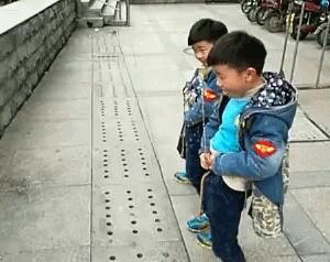 一个玩坏了的孩子。