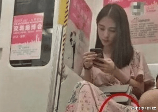 “妹子心有点大了,这被别人盯了一路,太尴尬了!” “妹子心有点大了,这被别人盯了一路,太尴尬了!”