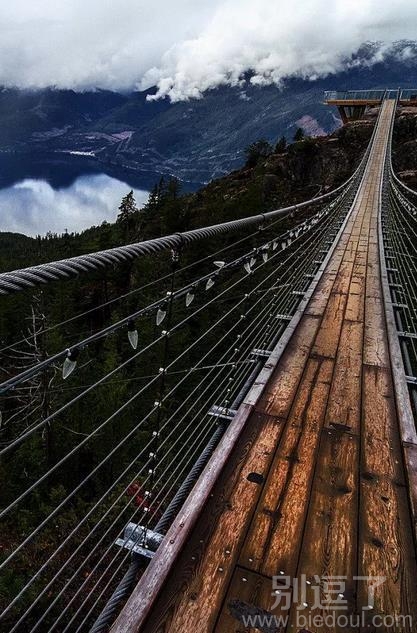 人生之路似乎是意外的平坦通途。 人生之路似乎是意外的平坦通途。