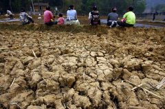 在旱灾下生活的人们