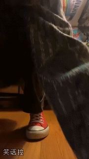绑鞋带的时候很痛苦吧