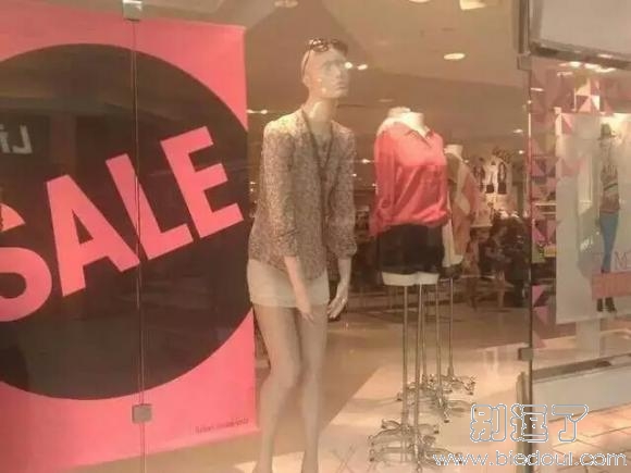 模特也是会站累的 模特也是会站累的