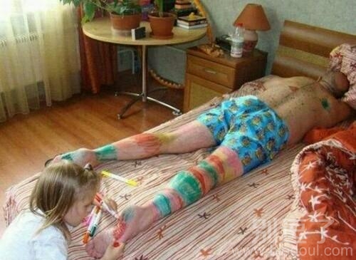 随便在爸爸身上乱画的女儿。 随便在爸爸身上乱画的女儿。